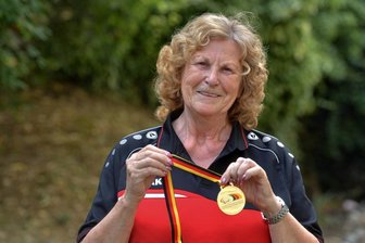 Warum eine Europameisterin ihr Glück in Chemnitz fand - Eine von vielen Medaillen in ihrer Sammlung: Keglerin Adelheid Dörfert mit der Plakette für den Gewinn der Deutschen Meisterschaft 2022. 