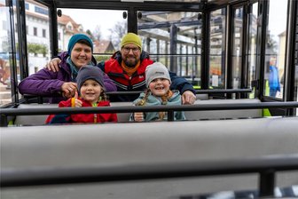 Warum eine Familie aus Thüringen zum Hochzeitstag mit der Silberstadtbahn durch Freiberg fährt - Sie eröffneten die Saison der Silberstadtbahn Freiberg: Janine und Martin Schwimmer mit Wika (l.) und Awa, vier und sieben Jahre alt.