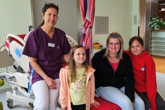 Warum eine Fünfjährige den Kreißsaal im Klinikum Mittweida besucht - Die fünfjährige Phine Hößler aus Rossau, hier mit Mama Monique und der großen Schwester Nelly, will mal Hebamme werden, so wie Sandy Rimbeck im Klinikum Mittweida.