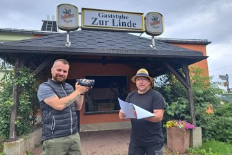 Warum eine Gaststube im Augustusburger Ortsteil Grünberg Schauplatz eines Horrorfilms ist - Steven Braumann (links) und Denny Mai vor dem Schauplatz ihres ersten Kurzfilmes.