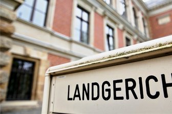 Warum eine Glauchauerin zweimal mit dem Messer zustach - Eine 28-jährige Frau aus Glauchau muss sich vor dem Landgericht in Zwickau verantworten, weil sie erst ihren Ex-Partner in einer Wohnung in der Sachsenallee und später ihre Nachbarin in einer Notunterkunft in der Nähe des Bahnhofs mit dem Messer verletzt haben soll.