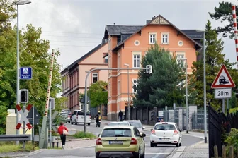Warum eine Hauptverkehrsstraße in Frankenberg zur Sackgasse wird - Hier geht ab Dienstag nichts mehr: Der Frankenberger Bahnübergang in Richtung Äußere Freiberger Straße wird für den Straßenverkehr und Fußgänger gesperrt. Am Dreieck Bahnhofstraße/Freiberger Straße wird gebaut.