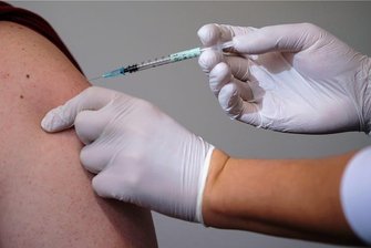 Warum eine Impfung Long-Covid auslösen kann - In seltenen Fällen, Fachleute sprechen von 0,02 bis 0,2 Prozent, kann eine Coronaimpfung Long-Covid-Symptome auslösen. Eine interdisziplinäre Ambulanz am Uniklinikum Gießen und Marburg nimmt sich seit Januar dieser Fälle an. 