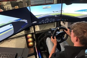 Warum eine IT-Firma der Westsächsischen Hochschule einen E-Racing-Simulator schenkt - Ein Student beim Fahren des E-Racing-Simulator.
