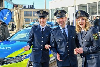 Warum eine junge Chemnitzerin zur Bereitschaftspolizei will - Polizeischüler und Polizeischülerinnen aus ganz Sachsen haben am Dienstag in Chemnitz ihren Abschluss gefeiert. Am Mittwoch sind sie schon im Einsatz: Charlotte Oehmigen bei der Bereitschaftspolizei Chemnitz, Stefan Anke im Polizeirevier Freiberg und Franka Röder bei der Polizei in Dresden.