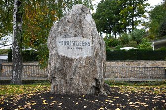 Warum eine Karl May-Erzählung eigentlich ein anderer Schriftsteller geschrieben hat: Denkmal in Taura würdigt August Peters - Der neue Gedenkstein für August Peters steht bereits auf dem Marktplatz in Taura.