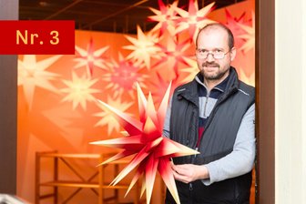 Warum eine kleine Buchbinderei seit fast 30 Jahren an 18 Zacken festhält - Tür auf zum Sterne-Paradies: In der kleinen Buchbinderei von Ingolf Kraft in Buchholz entstehen die Annaberger Faltsterne. Erfunden hat sie in Buchholz vor 100 Jahren Kartonagenfabrikant Kurt-Karl Friedrich.