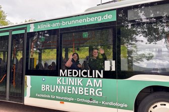 Warum eine Klinik im Vogtland jetzt Buswerbung macht - Ein Bus im Linienverkehr gibt der Brunnenberg-Klinik in Bad Elster ein Gesicht.