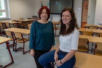 Warum eine Lehrerin aus dem Vogtland dem Landrat widerspricht - Heike Burghardt (links) ist Lehrerin an der Oberschule in Lengenfeld. Als Inklusionsbeauftrage der Einrichtung arbeitet sie eng mit Schulbegleiterin Carolin Eichler zusammen. Das Argument des Landrates, die Kosten für Schulbegleitung laufen aus dem Ruder, will Burghardt nicht gelten lassen.