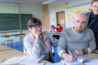 Warum eine Lehrerin die Schulbank drückt - Ella Ionova (l.) und ihr Schwiegersohn Konstiontyn Borysink lernen seit Juli vergangenen Jahres an der Volkshochschule gemeinsam die deutsche Sprache. Ihre Dozentin ist Marlis Jähn.