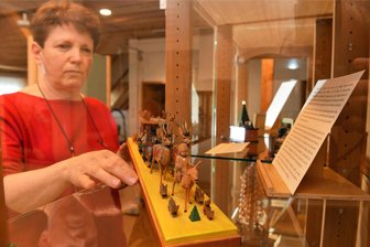 Warum eine Lengefelder Kunsthandwerkerfirma ihren 90. Geburtstag in Mauersberg feiert - Bettina Bergmann zeigt die Figurengruppe von Walter Helbig, die als Dankeschön für Helfer aus der Schweiz entstand.