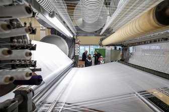 Warum eine Lichtensteiner Textilfirma „Spandauer“ heißt und bis nach China liefert - Der in Lichtenstein beliebte „Museumskaffeeklatsch“ fand diesmal an einem Werktag statt, damit das Publikum die laufende Technik bei Spandauer Velours in Augenschein nehmen konnte. Hier entstehen anspruchsvolle technische Plüsche sowie moderne Veloursstoffe.