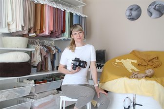 Warum eine Lichtenwalderin lieber Neugeborene beim Schlafen fotografiert als im Büro zu arbeiten - Die Lichtenwalderin Sandy Maiwald (Foto) hat eine große Auswahl ein Babykleidung und Zubehör in ihrem Fotostudio vorrätig. Foto: Claudia Dohle