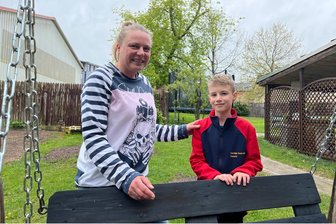 Warum eine Mutter aus Fraureuth so standhaft für Viertklässler des Kreises kämpft - Antje Creutziger und ihr Sohn Christoph an der selbst gebauten Hollywoodschaukel in Fraureuth. Der Zehnjährige darf dank der Hartnäckigkeit seiner Mutter ab 5. August die fünfte Klasse an der Oberschule im vogtländischen Neumark besuchen.