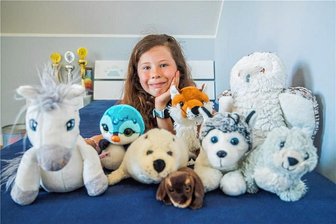Warum eine Neunjährige aus Neukirchen ihren eigenen Kinderflohmarkt organisiert - Aniane Leier aus Neukirchen organisiert ihren eigenen Kinderflohmarkt. Bei diesem können Kinder ihr Spielzeug verkaufen. Aniane möchte dafür einige ihrer Plüschtiere verkaufen.