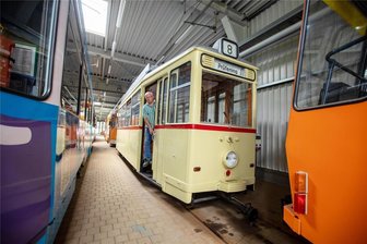 Warum eine Regensburger Straßenbahn derzeit in Plauen steht - Der historische Straßenbahntriebwagen aus Regensburg. Werkstattleiter Michael Straube hat ihn inspiziert.