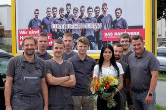 Warum eine Reichenbacher Handwerksfirma auf Plakaten Gesicht zeigt - Seidel-Lehrlinge vor dem Seidel-Plakat am Netto. Links Lehrausbilder Ronny Krultscher, rechts Firmenchef Marcel Seidel mit Mandy Helmerich, die im Betrieb solche Aktionen und Social Media koordiniert. 