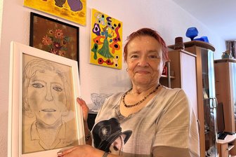 Warum eine Reichenbacherin in ihre private Gemäldegalerie einlädt - Hobbymalerin Margitta Ebert mit einer Zeichnung ihrer Mutter Anita von 1979, einem Öl-Gemälde mit Blumen und ihrem jüngsten Werk, der Dame im grünen Kleid, in Acrylfarbe gemalt.