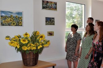 Warum eine Russin in Reichenbach die Werbetrommel für Bilder einer ukrainischer Malerin rührt - Beim Frauen-Café, zu dem Geflüchtete aus der Ukraine donnerstags in der CVJM-Fabrik an der Dr.-Külz-Straße zusammenkommen, ist eine kleine Ausstellung mit Malereien von Natalia Yurievna Englert eröffnet worden. Sie stammt aus der Ukraine, lebt und arbeitet aber in Deutschland.