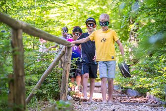 Warum eine Schulleiterin aus dem Erzgebirge mit Schülern unbedingt in den Wald will - Henri Leonhardt (vorn) war einer der Grundschüler aus Gornsdorf, die sich bei den Waldjugendspielen in Conradswiese mit verbundenen Augen auf den Pfad der Sinne wagten.