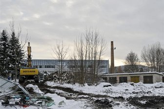 Warum eine Stadt im Erzgebirge auf erneuerbare Energien setzt: Eibenstock plant neues Nahwärmenetz - An der Muldenhammerstraße in Eibenstock verschwindet ein Garagenkomplex. Damit wird Platz geschaffen für ein kleines Heizwerk als Grundlage für ein neues Nahwärmenetz in dr Oberstadt.
