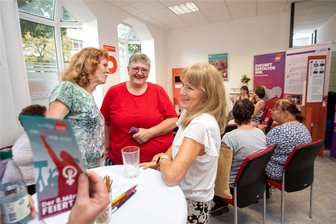 Warum eine Syrauerin den Frauentag zum Feiertag machen will - Als Zeitzeugin sprach Heidi Kröll (Mitte) zur Ausstellungseröffnung „Frauenarbeit - Frauenalltag - Frauenrechte“ am Donnerstag im Plauener DGB-Büro.