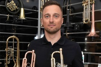 Warum eine Trompete aus Markneukirchen für Aufsehen sorgt - Metallblasinstrumentenmachermeister Max Hertlein hat eine nickel- und bleifreie Trompete (linkes Instrument) gebaut. Sie besteht künftig aus reinem Kupfer und einer speziellen Bronze.