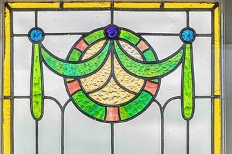 Warum eine Villa mit Charme jetzt die Familie wechseln soll - Verspielte Ornamente in Glasfenstern, ebenso in Türen und auf Kacheln verkörpern den Jugendstil.