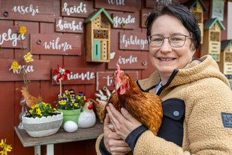 Warum eine Vogtländerin Hühnern das Leben rettet: „Es ist jedes Mal ein Wunder“ - Bei Simone Trunk aus Oberlauterbach vom Verein „Rettet das Huhn“ genießt nicht nur Chefhuhn Heidi einen schönen Lebensabend.
