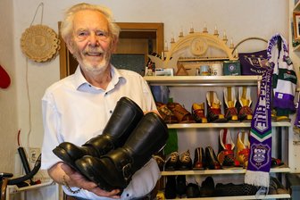Warum einer der ältesten Schuhmacher des Erzgebirges nicht ans Aufhören denkt - Joachim Mühlmann ist leidenschaftlicher Schuhmacher und FCE-Fan.