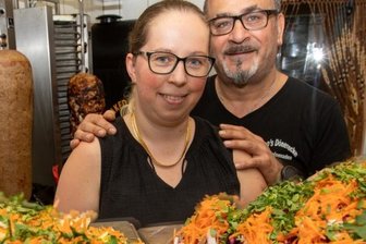Warum einer der bekanntesten Dönerverkäufer Plauen verlässt - Nach 16 Jahren Döner-, Dürüm-, Salat- und Ofenkartoffelverkauf in denKolonnaden kehren Muzaffer ("Cino") und Tina Gökcen Deutschland denRücken.