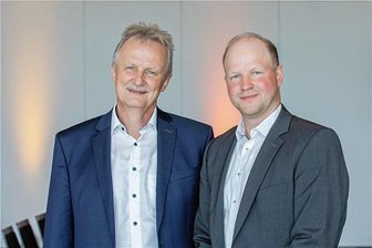 Warum einer dieser Männer in Plauen wie ein Popstar gefeiert wird - Peter Kober (links) hat jetzt offiziell an Oliver Kalis den Staffelstab übergeben. Zwei Monate lang waren beide während der Einarbeitungsphase bereits ein gutes Team. Es sei dabei stets menschlich und humorvoll zugegangen, sagte Kalis in seiner kleinen Antrittsrede am Montagmittag.