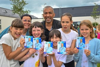 Warum Eiskunstlauf-Legende Robin Szolkowy aus Chemnitz ein Schulprojekt gegen Rassismus unterstützt - Große Freude über den prominenten Besuch: Robin Szolkowy schrieb Autogramme für die Grundschüler in Chemnitz-Borna.