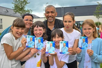 Warum Eiskunstlauf-Legende Robin Szolkowy aus Chemnitz ein Schulprojekt gegen Rassismus unterstützt - Große Freude über den prominenten Besuch: Robin Szolkowy schrieb Autogramme für die Grundschüler in Chemnitz-Borna.