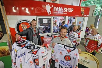 Warum Eispiraten-Anhänger lange auf neue Fantrikots warten müssen - Die Fanshop-MItarbeiter Manuel Hahn (links) und Tobias Ulrich haben nur Trikots aus der letzten Saison im Angebot.