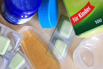 Warum Eltern für Kindermedizin draufzahlen müssen - Krankenkassen erstatten Hustensaft und andere Erkältungsmittel für Kinder.
