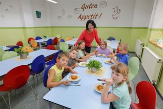 Warum Eltern in Remse nur noch 3 Euro für das Schulessen zahlen - Schulleiterin Antje Schumann wirbt für ein warmes Mittagessen, das die Konzentration erhöht. Zwischen 80 und 90 Kinder essen in Remse aktuell mit.