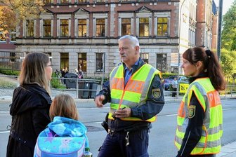 Warum Eltern und Kinder in Falkenstein den gefährlichsten Schulweg wählen - "Wollen Sie jetzt hier über die Straße?" Die Polizeihauptmeister Rüdiger Riedel und Ulrike Kämpf wollen am ersten Schultag eine Mutter überzeugen, mit dem Kind nicht die ungesicherte Hauptstraße zu queren.