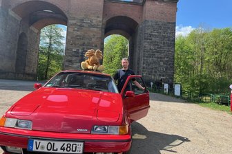Warum er Volvos aus ganz Deutschland an die Göltzschtalbrücke holt: „Ich war schockverliebt!“ - Florian Sandner hat lange nach einem Volvo 480 in genau diesem Rot gesucht.
