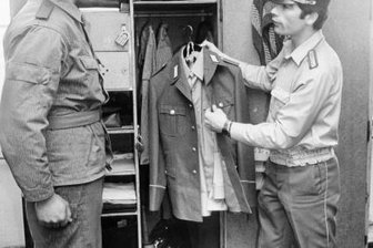 Warum erhalten Ost-Rentner für die Zeit bei der Armee weniger Geld als West-Rentner? - Spindkontrolle bei der Nationalen Volksarmee der DDR: Der Wehrsold der bewaffneten Streitkräfte des Arbeiter-und-Bauern-Staates unterlag nicht der Sozialversicherungspflicht. Dadurch sind ehemalige NVA-Soldaten bei der Rente schlechter gestellt als Ex-Bundeswehrsoldaten.