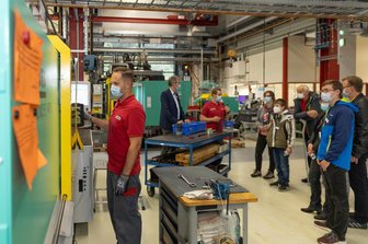 Warum Erzgebirger am Freitag zur "Spätschicht" gehen - Besucher im Rahmen der "Spätschicht" bei MENNEKES Elektrotechnik GmbH in Neudorf: Geschäftsführer Paulinus Pauly führte durch die Stationen im Werk. Im Bild Heiko Blum bei der Installation eines Werkzeuges für den Spritzguß einer Abdeckung.