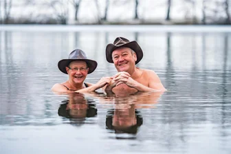 Warum Erzgebirger dank täglichem Eisbaden kaum krank sind: Tipps für ein gutes Immunsystem - Bei Temperaturen knapp über dem Nullpunkt wirken Uta und Jürgen Loth so, als wäre Hochsommer. Die „Freie Presse“ besucht sie an einem Vormittag bei ihrem täglichen Eisbad. Sie verraten, worauf Einsteiger achten sollten und was ihnen der kalte Badespaß bringt.