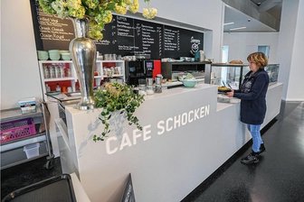 Warum es am Wochenende im Chemnitzer Archäologiemusem nichts zu essen und zu trinken gibt - Das Café Schocken im Smac hat wochentags geöffnet (Foto), ist aber an Wochenenden geschlossen - zum Ärger von Museumsbesuchern. Die jüngste Sonderausstellung lockte rund 34.000 Gäste an.