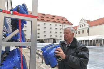 Warum es auch dieses Jahr in Oederan keine Eisbahn gibt - Die Schlittschuhe stehen schon bereit: In Freiberg bereitet Eismeister Horst Zech den Saisonstart am Wochenende vor.