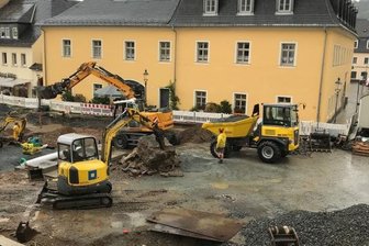 Warum es auf dem Markt manchmal sehr laut wird - Die Zerkleinerung dieses Betonbrockens auf dem Neumarkt ist mit viel Lärm verbunden.