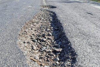 Warum es auf Plauens Straßen zu Verzögerungen bei der Beiseitigung von Schlaglöchern gekommen ist - Auf Plauens Straßen warten noch immer Winter-Schlaglöcher auf ihre Reparatur.