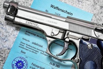 Warum es bei der Verschärfung des Waffenrechts hakt - Wer in Deutschland eine Waffe erwerben will, braucht dazu einen Waffenschein. Die Innenministerin Nancy Faeser will die Voraussetzungen für die Ausstellung des Scheins noch einmal überarbeiten. 