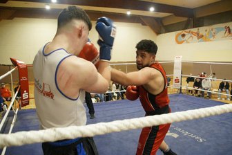 Warum es beim großen Box-Event des KSSV Zwickau neben Veilchen auch Rosen gab - Wie ein Gegner klassisch ausgeboxt wird, demonstrierte Rezan Boral (rechts) im Hauptkampf des Abend gegen Alex Ualikhanov vom BC Chemnitz souverän.