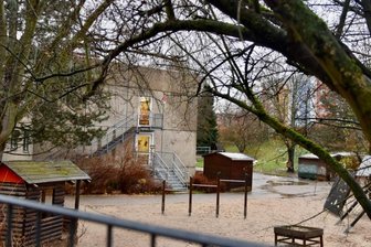 Warum es beim Kita-Projekt nicht schneller vorangeht - Das bisherige Gebäude der Kita Am Wasserturm in Limbach-Oberfrohna ist ein Plattenbau. Dessen Sanierung war aus Kostengründen als nicht sinnvoll erachtet worden. Doch auch der geplante Neubau wird nicht im vorgesehenen finanziellen Rahmen erfolgen können.