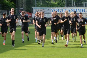 Warum es beim Trainingsauftakt des VfB Auerbach dieses Mal stiller auf dem Platz war - Erstes Warmlaufen beim Trainingsauftakt des VfB Auerbach am Donnerstag.